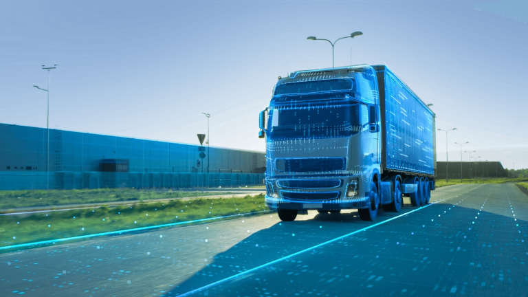 Un camion de transport roulant sur une route internationale avec des points bleus dessus au Maroc.