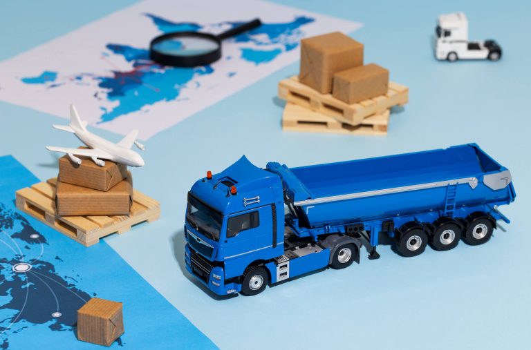Un camion bleu et un avion sur un fond bleu.