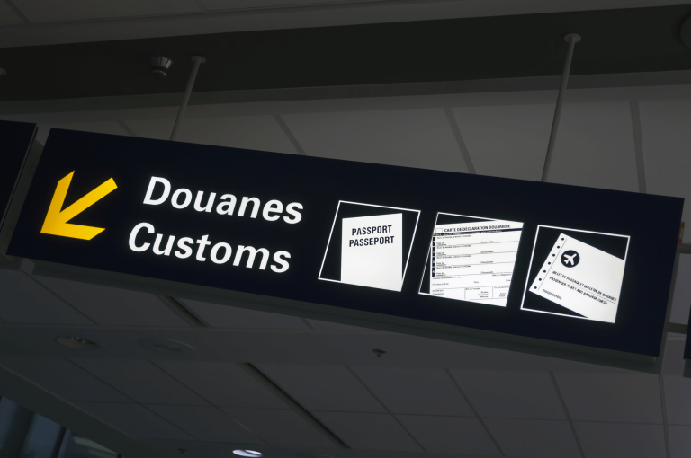 Une pancarte indiquant « Douane's Customs » et « Entreposage sous douane ».
