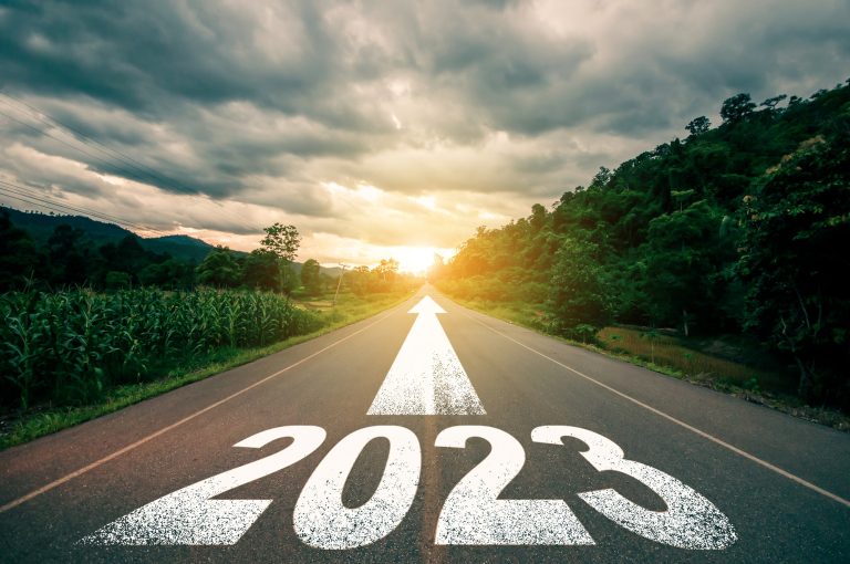 Une route de transport avec le mot « 2020 » écrit dessus.