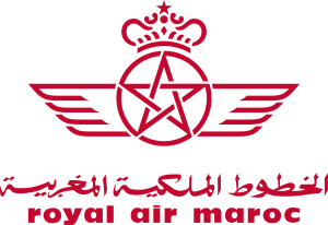 Le logo de Royal Air Maroc avec une étoile rouge, des ailes et une couronne, ainsi qu'une écriture arabe et le nom de la compagnie aérienne en anglais ci-dessous.