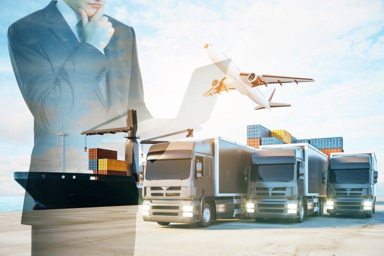 Un homme d'affaires est superposé à des camions de marchandises, à un cargo avec des conteneurs et à un avion. La réalité augmentée représente la logistique et le transport à l'échelle mondiale.